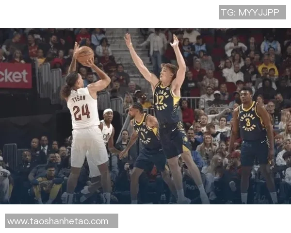 骑士队与步行者第三场激战回顾球员表现与战术分析全景呈现